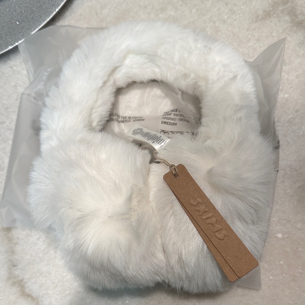 SKIMS Ear Muffs NWT